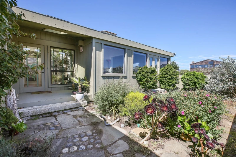 569 Oceana Dr, view 8