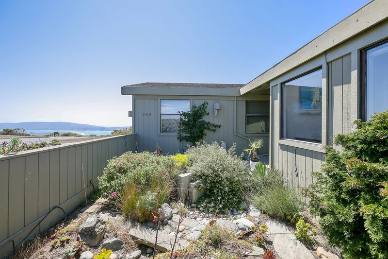 569 Oceana Dr, view 10