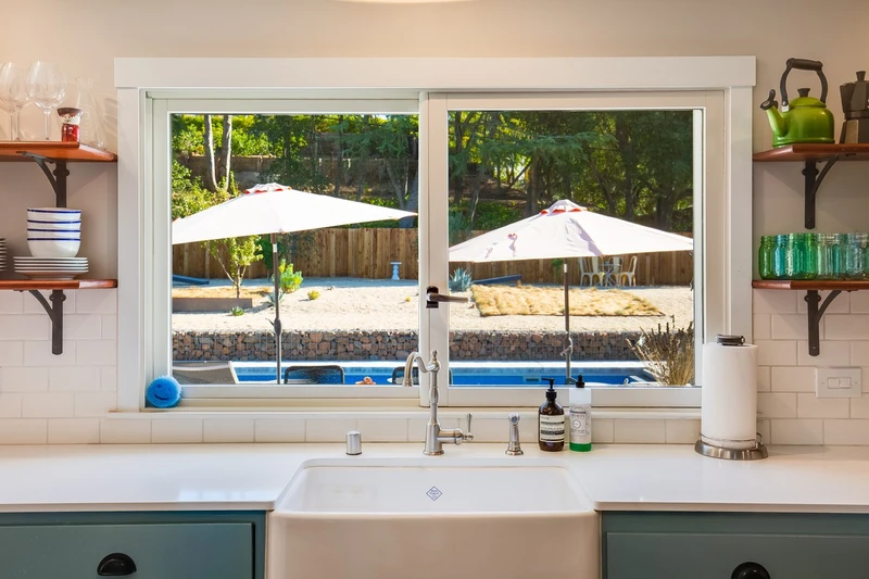 916 Sunnyside Dr, view 2