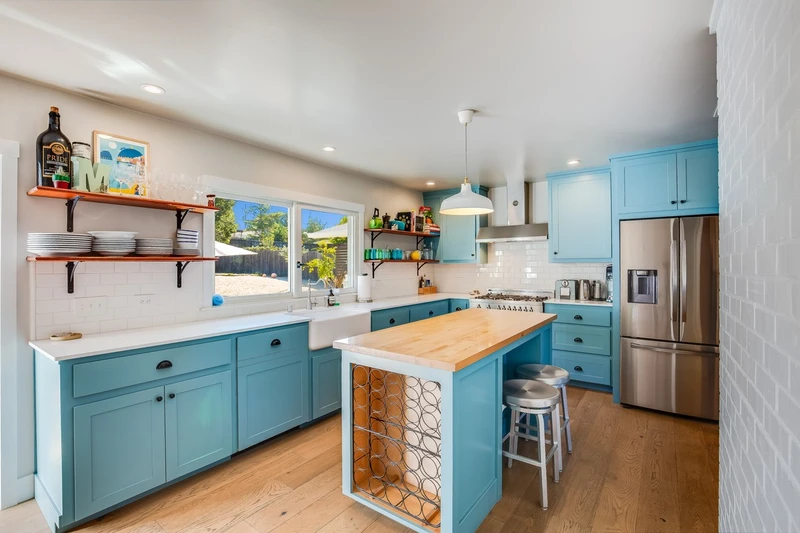 916 Sunnyside Dr, view 3