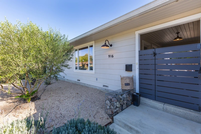 916 Sunnyside Dr, view 8