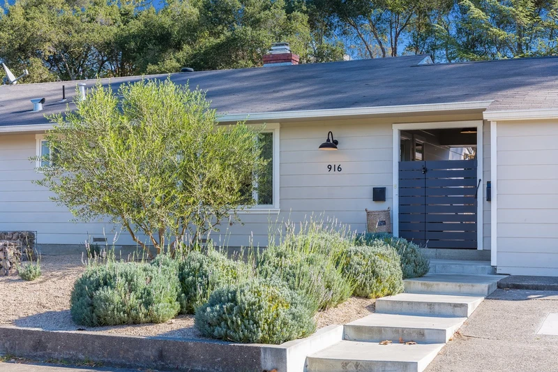 916 Sunnyside Dr, view 9
