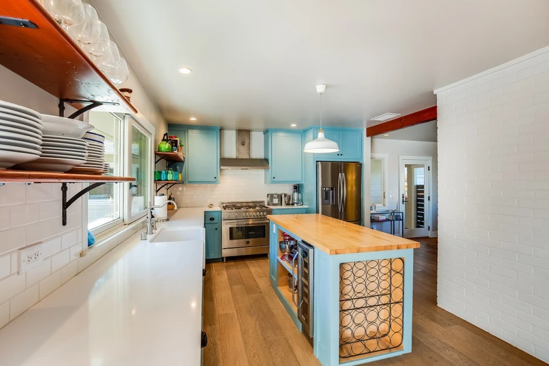 916 Sunnyside Dr, view 16