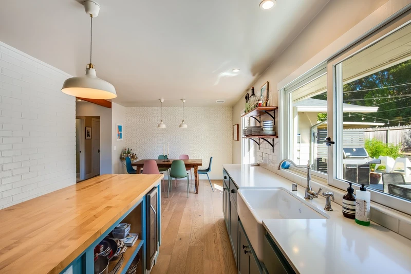 916 Sunnyside Dr, view 17